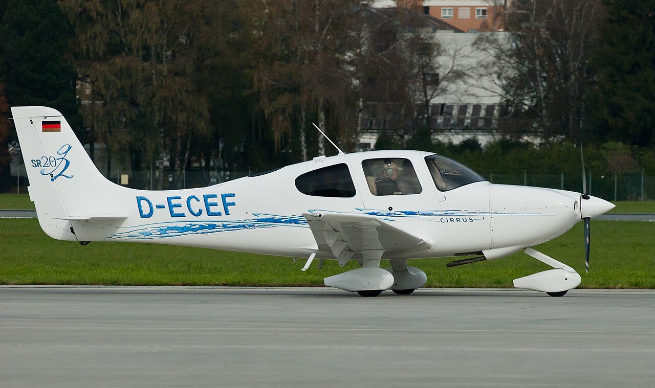 Cirrus SR20 D-ECEF at Innsbruck, 2012. Repertory photo of an earlier generation; does not depict G7+.
