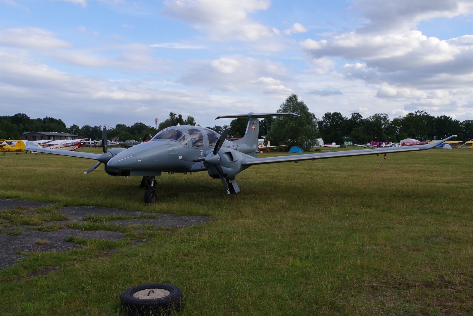 Diamond DA62 OE-FHT at Bienenfarm airfield, Germany, 5 July 2024. The photo source does not document the engine configuration.