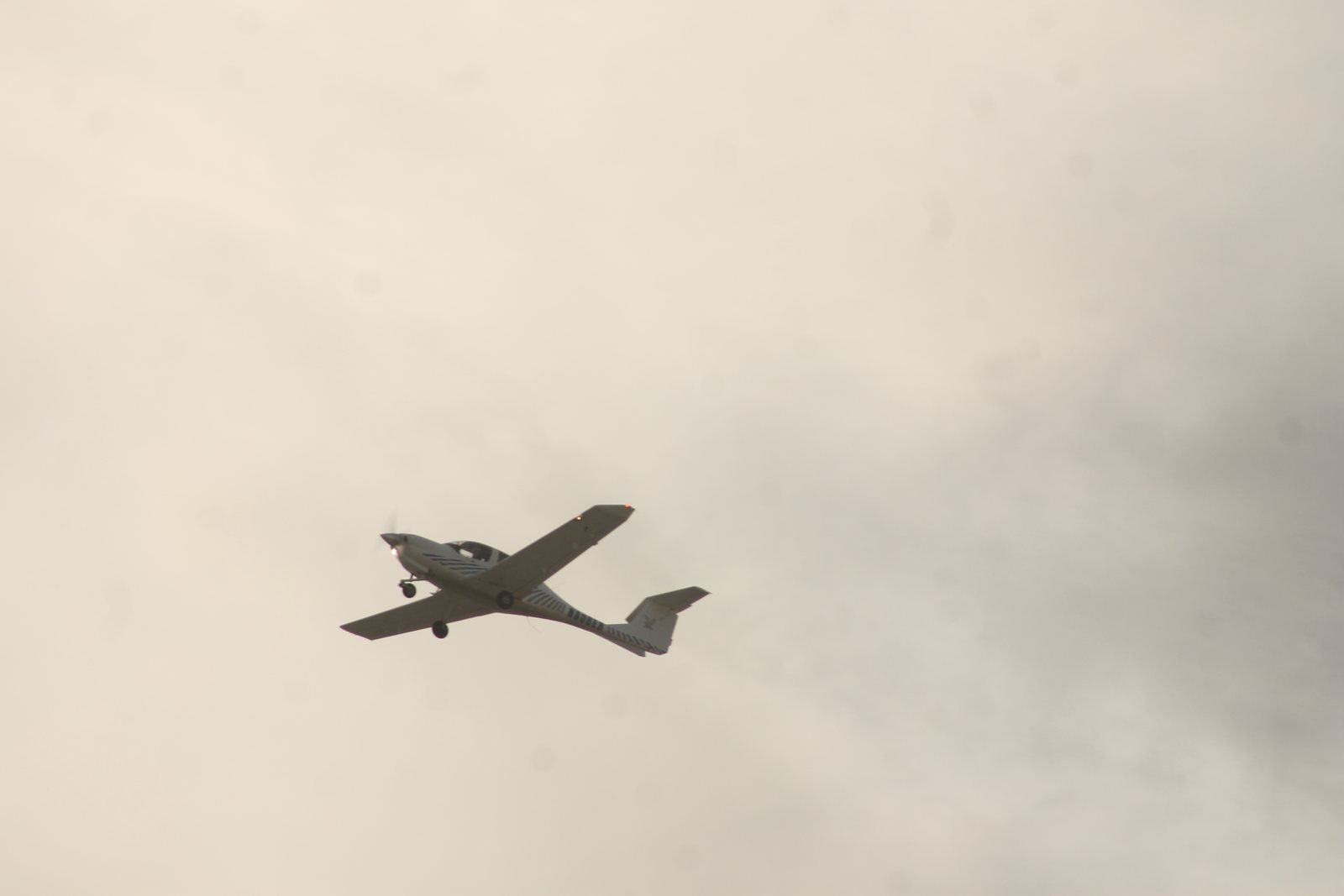 Repertory photograph of Diamond DA40 Diamond Star N808ER in flight; the image does not identify the DA40 NG variant or show a performance test.